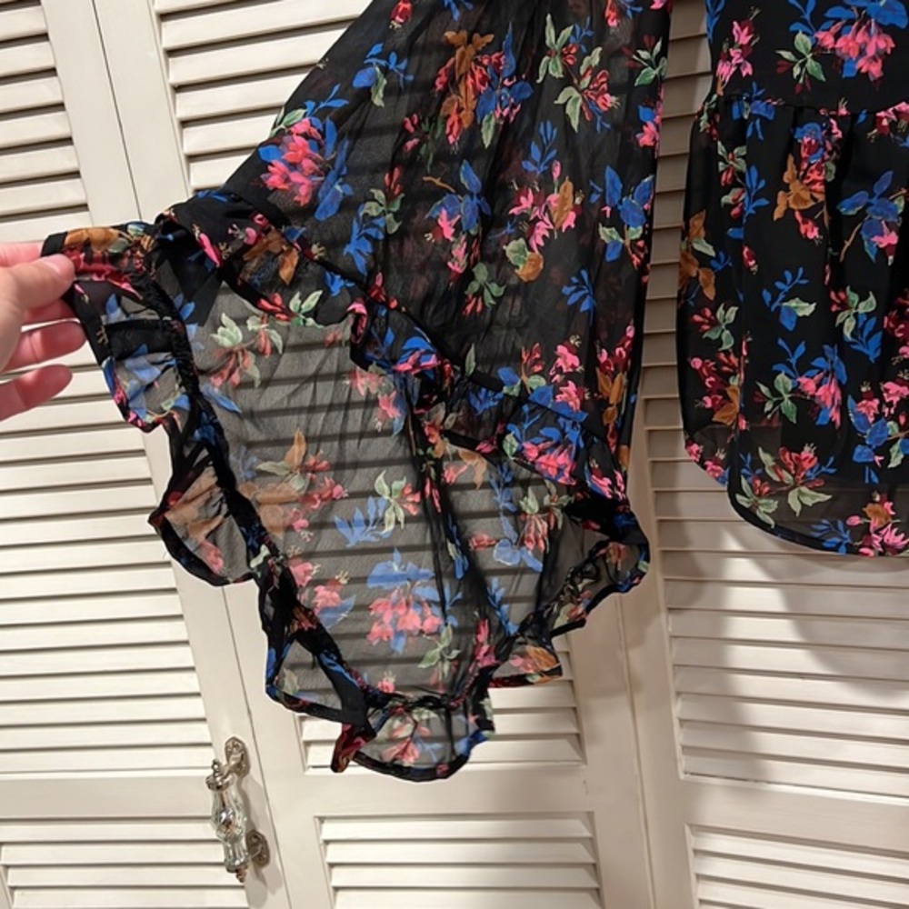 Asos flowy floral top with wide sleeves and a full cami attached - Picture 2 of 5